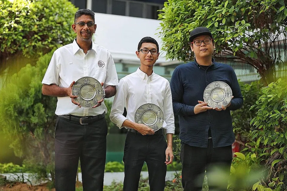 SEMANGAT AWAM: (Dari kiri) Encik Satesh Kumar A/L Raman, 46 tahun, Encik Muhammad Afiq Roslee, 23 tahun dan Muhammad Zakaria Rosli, 27 tahun menerima anugerah itu di ibu pejabat Divisyen Polis Bedok. - Foto BH oleh GIN TAY