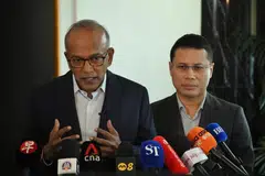 Menteri Penyelaras bagi Keselamatan Negara merangkap Menteri Ehwal Dalam Negeri, Encik K. Shanmugam (kiri), berkata tindakan Jabatan Keselamatan Dalam Negeri (ISD) yang tepat pada masanya membantu menumpaskan rancangan seorang remaja untuk menyerang sekolahnya, semasa bertemu media pada 27 Julai. Bersama beliau ialah Menteri Pendidikan, Encik Desmond Lee.