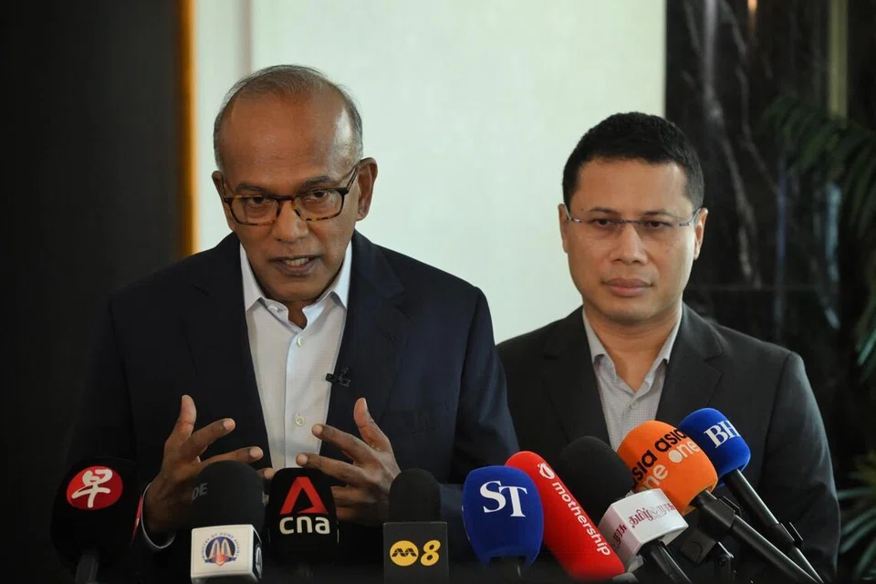 Menteri Penyelaras bagi Keselamatan Negara merangkap Menteri Ehwal Dalam Negeri, Encik K. Shanmugam (kiri) berkata tindakan ISD yang tepat pada masanya membantu menumpaskan rancangan seorang remaja untuk menyerang sekolahnya, semasa bertemu media pada 27 Julai. Bersama beliau ialah Menteri Pendidikan, Encik Desmond Lee.
