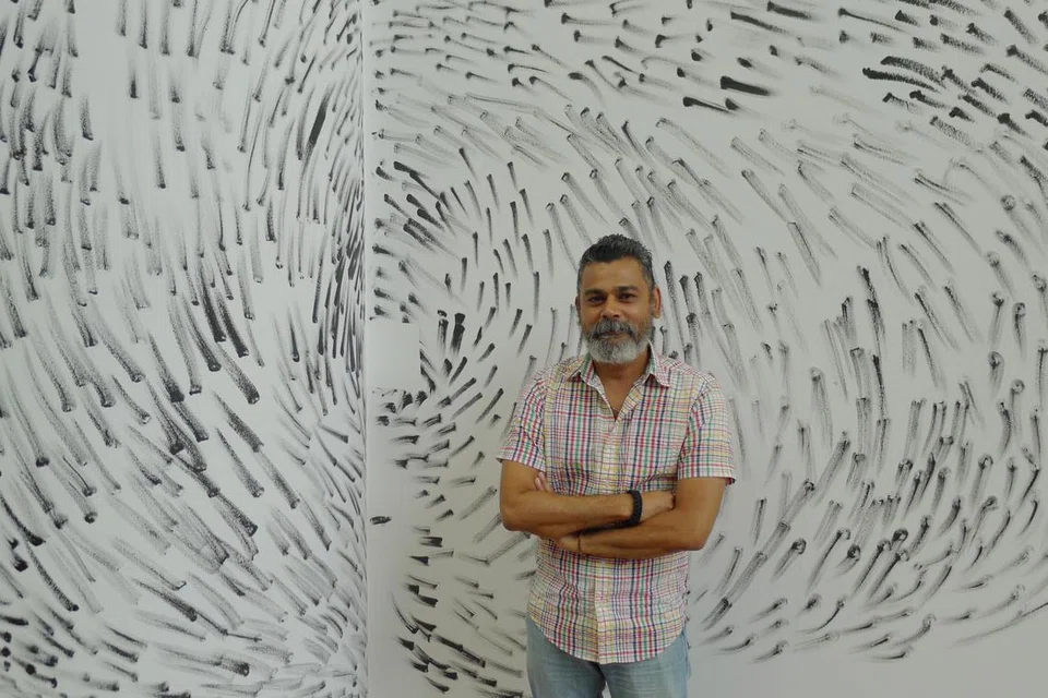  BERKELILING MENCARI DIRI: Konsep perubahan ditinjau Encik Abdul Rashid Gapur dalam lakaran yang menggambarkan ibadah haji dengan proses mengelilingi Kaabah. - Foto-foto MAKTAB SENI LASALLE 