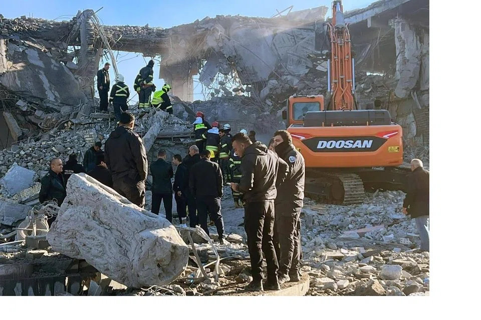 PERIKSA RUNTUHAN: Anggota bomba dan kakitangan keselamatan memeriksa runtuhan bangunan di tapak yang dilanda serangan peluru berpandu oleh Kor Pengawal Revolusi Iran (IRGC)  di Erbil, ibu kota wilayah autonomi Kurdish, utara Iraq, pada 16 Januari. IRGC melakukan serangan ke atas apa yang mereka sifatkan sebagai pusat pengintipan Israel.