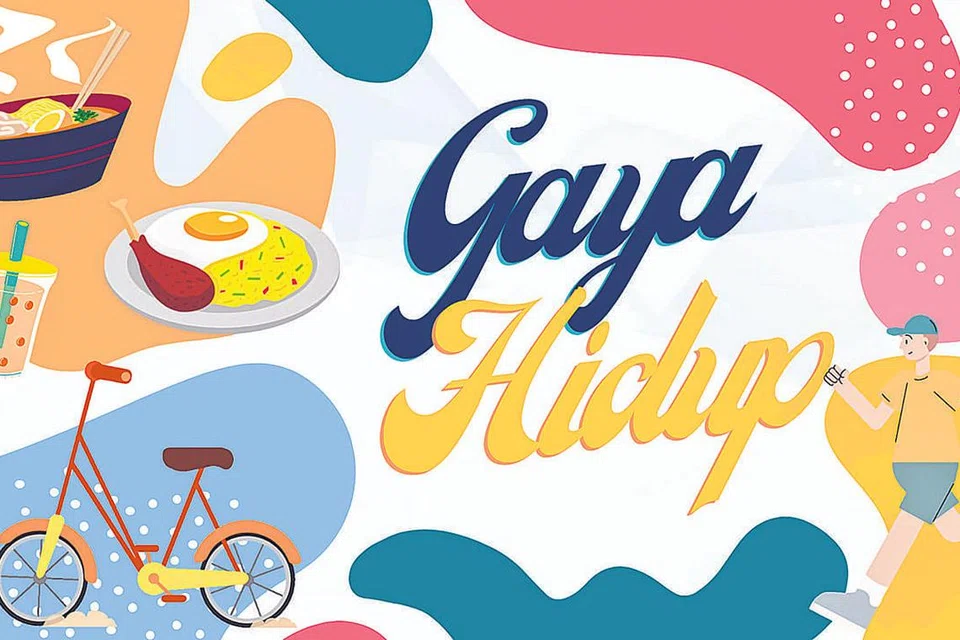 PEMANDANGAN INDAH: Penulis (kiri) dan rakan sekerja, Zulaiqah di Taman Kolam Air Lower Seletar antara tempat yang sesuai untuk seisi keluarga berbasikal, berlari-lari anak, berkayak dan sebagainya. - Foto KHAIRUNNISA RANAM