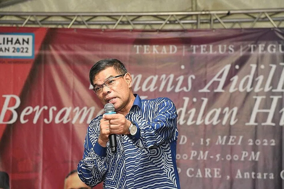 BERPAKAT: Dalam debat antara Rafizi Ramli dengan Datuk Seri Saifuddin Nasution (atas) di Sinar Harian bertajuk Program 'Berani Semuka: Siapa Layak Bersama Anwar?', Datuk Seri Saifuddin mengaku mendekati pemimpin di luar komponen Pakatan Harapan termasuk Datuk Seri Najib Razak dan Datuk Seri Dr Ahmad Zahid Hamidi daripada Barisan Nasional (BN) bagi mendapatkan sokongan agar presiden PH menjadi PM pada 2020 lalu. - Foto-foto RAFIZI RAMLI/FACEBOOK, SAIFUDDIN NASUTION ISMAIL/FACEBOOK 