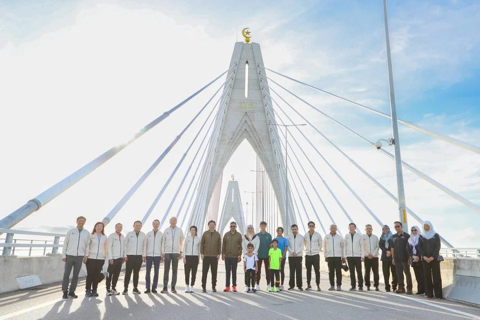 PROGRAM PEMIMPIN MUDA (YLP): Timbalan Perdana Menteri yang juga Menteri Kewangan, Encik Lawrence Wong berserta satu rombongan delegasi Singapura yang terdiri daripada para pemegang jawatan politik Singapura memandu merentasi salah satu jambatan terpanjang di Asia iaitu jambatan Sultan Haji Omar ‘Ali Saifuddien.