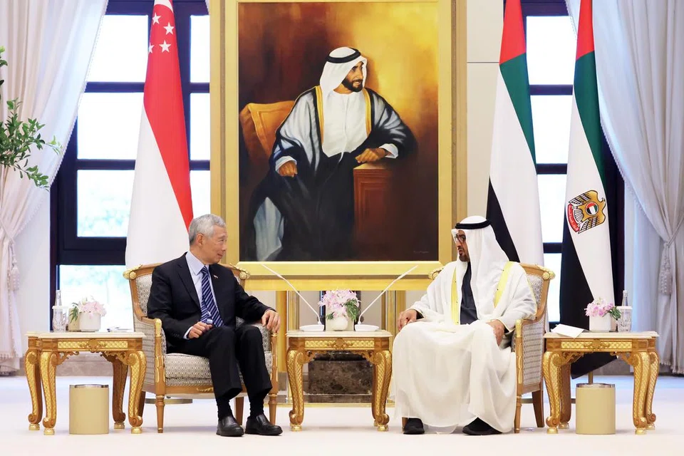PERKUKUH HUBUNGAN: Encik Lee menemui Presiden UAE Sheikh Mohamed Zayed Al Nahyan di Abu Dhabi pada Ahad.