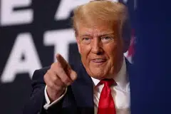 PANTANG MENGALAH: Encik Donald Trump mendahului tinjauan pendapat dengan margin yang besar dalam perlumbaan pencalonan Republikan pada 2024. 