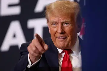 PANTANG MENGALAH: Encik Donald Trump mendahului tinjauan pendapat dengan margin yang besar dalam perlumbaan pencalonan Republikan pada 2024. 