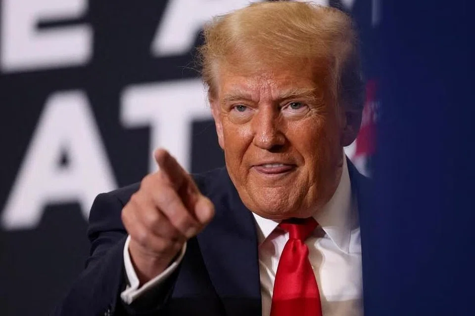 PANTANG MENGALAH: Encik Donald Trump mendahului tinjauan pendapat dengan margin yang besar dalam perlumbaan pencalonan Republikan pada 2024. 