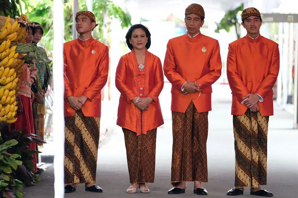 JADI PERSOALAN: Presiden Indonesia, Encik Joko ‘Jokowi’ Widodo  (dua kanan) bersama-sama Ibu Negara, Cik Iriana Widodo (dua kiri) dan kedua-dua anak lelaki Encik Gibran Rakbuming Raka serta Encik Kaesang Pangarep (kanan)  dalam upacara adat semasa perkahwinan anak perempuan pemimpin Indonesia itu di Surakarta, Jawa Tengah, pada November 2017.