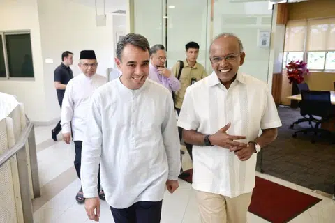 Pengerusi bersama Kumpulan Pemulihan Keagamaan (RRG) Ustaz Dr Mohamed Ali (kiri) menggesa ibu bapa untuk membuat laporan awal terhadap anak mereka sekiranya mereka mendapati anak mereka telah terpengaruh dengan ajaran radikal. Beliau berkata demikian di Masjid Maarof pada 2 April susulan kenyataan media yang diberi oleh Menteri Ehwal Dalam Negeri merangkap Undang-Undang, Encik K. Shanmugam mengenai laporan Jabatan Keselamatan Dalam Negeri (ISD) yang dikeluarkan pada hari yang sama.