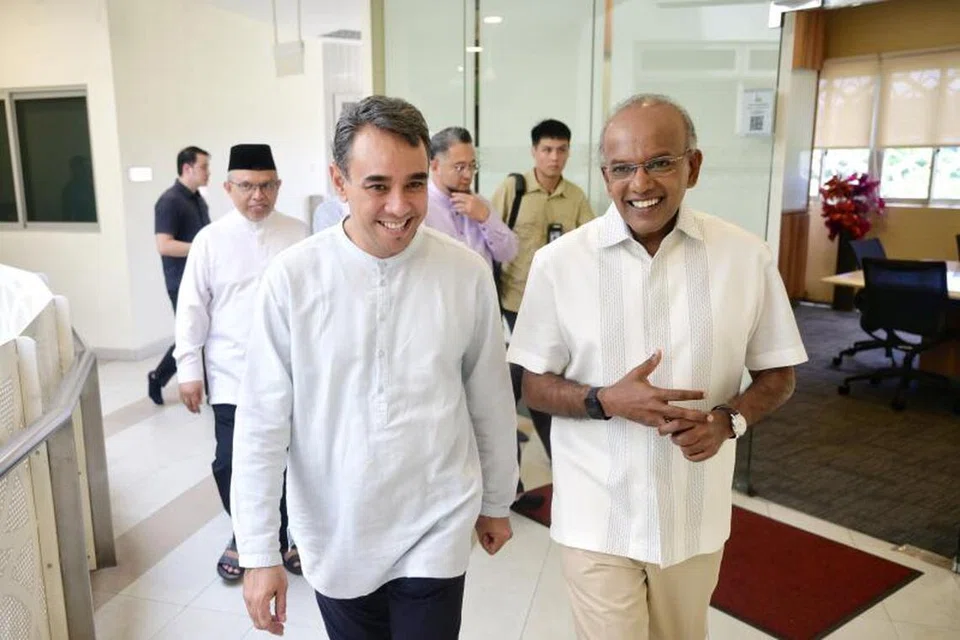 Pengerusi bersama Kumpulan Pemulihan Keagamaan (RRG) Ustaz Dr Mohamed Ali (kiri) menggesa ibu bapa untuk membuat laporan awal terhadap anak mereka sekiranya mereka mendapati anak mereka telah terpengaruh dengan ajaran radikal. Beliau berkata demikian di Masjid Maarof pada 2 April susulan kenyataan media yang diberi oleh Menteri Ehwal Dalam Negeri merangkap Undang-Undang, Encik K. Shanmugam mengenai laporan Jabatan Keselamatan Dalam Negeri (ISD) yang dikeluarkan pada hari yang sama.