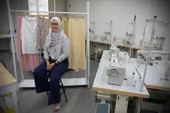 SOKONGAN SATU SAMA LAIN: Cik Nur Hafizah selalunya mendapatkan sumber bahan dari luar negara seperti Malaysia dan Indonesia tetapi sejak pandemik Covid-19 memutuskan untuk menghulurkan sokongan dan membeli sumber bahan dari pembekal setempat. - Foto BH oleh NG SOR LUAN