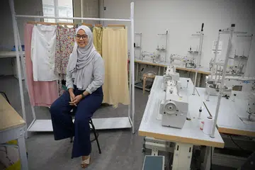 SOKONGAN SATU SAMA LAIN: Cik Nur Hafizah selalunya mendapatkan sumber bahan dari luar negara seperti Malaysia dan Indonesia tetapi sejak pandemik Covid-19 memutuskan untuk menghulurkan sokongan dan membeli sumber bahan dari pembekal setempat. - Foto BH oleh NG SOR LUAN