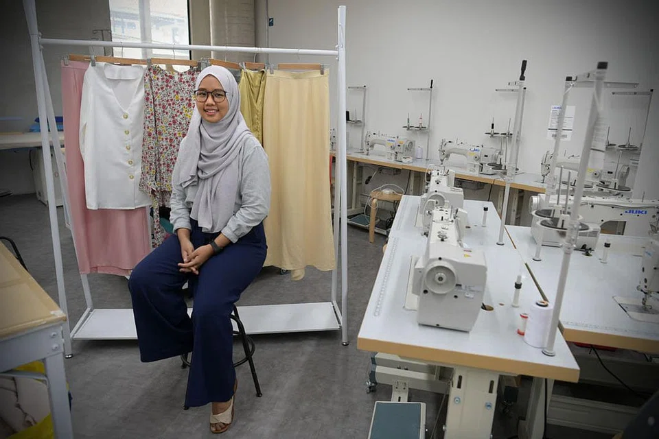 SOKONGAN SATU SAMA LAIN: Cik Nur Hafizah selalunya mendapatkan sumber bahan dari luar negara seperti Malaysia dan Indonesia tetapi sejak pandemik Covid-19 memutuskan untuk menghulurkan sokongan dan membeli sumber bahan dari pembekal setempat. - Foto BH oleh NG SOR LUAN