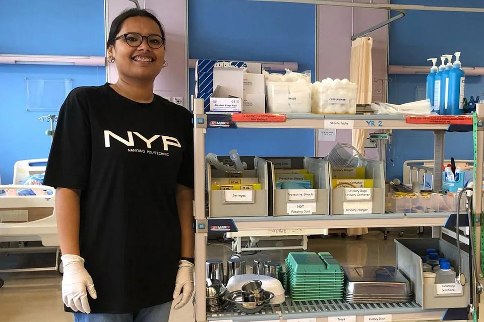 TERSENTUH KERANA KEIHSANAN JURURAWAT: Cik Alisha Begum Mohd Ashraf memohon bagi Diploma Kejururawatan di Politeknik Nanyang (NYP) menerusi Latihan Kemasukan Awal (EAE) kerana meraih inspirasi daripada budi baik jururawat yang pernah merawatnya ketika kakinya terseliuh selepas bermain papan lungsur. - Foto BH oleh HARYANI ISMAIL