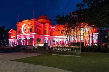 BERMANDI CAHAYA: Mulai 7.30 malam pada Rabu, bangunan Muzium Negara akan diterangi warna dan simbol Singapura. 