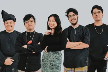 The Elisha Tiga Eksperiment (ETX) yang terdiri daripada (dari kiri) Yazid Damit, Elisha Tiga, Aisyah Zulkarnain, Adin Saifulbahri dan Adrian Tiga mempunyai misi memasyarakatkan irama tradisional suku kaum Brunei dengan sisipan irama jaz.
