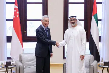 PERERAT HUBUNGAN: Dalam rangka lawatan ke UAE, Perdana Menteri, Encik Lee Hsien Loong, menemui Putera Mahkota Abu Dhabi, Sheikh Khaled Mohamed Al Nahyan, pada Ahad.