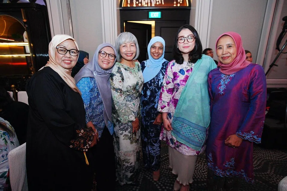 Turut serta dalam majlis penyampaian Anugerah Jauhari Berita Harian ialah (dari kiri) mantan Ketua Pegawai Eksekutif (CEO) Persatuan Pemudi Islam Singapura (PPIS), Cik Tuminah Sapawi; Penasihat PPIS, Cik Rahayu Mohamad; usahawan dan pendidik awal kanak-kanak, Cik Jummaida Rusdon; Presiden PPIS, Profesor Madya Dr Razwana Begum Abdul Rahim; Anggota Parlimen (AP) GRC East Coast, Cik Hazlina Abdul Halim; dan CEO PPIS, Cik Aidaroyani Adam.