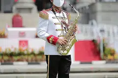 DETIK ISTIMEWA: Ketua pemain saksafon band Angkatan Bersenjata Singapura (SAF), ME2 Muhammad Khairunnizam Amran, akan memberi penghormatan kepada petugas di barisan hadapan, termasuk isterinya, di perbarisan istiadat pagi NDP 2020. - Foto BH oleh GIN TAY