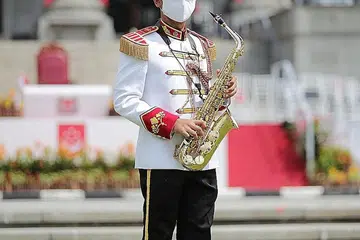 DETIK ISTIMEWA: Ketua pemain saksafon band Angkatan Bersenjata Singapura (SAF), ME2 Muhammad Khairunnizam Amran, akan memberi penghormatan kepada petugas di barisan hadapan, termasuk isterinya, di perbarisan istiadat pagi NDP 2020. - Foto BH oleh GIN TAY