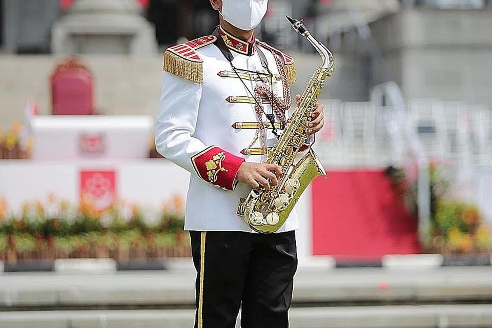 DETIK ISTIMEWA: Ketua pemain saksafon band Angkatan Bersenjata Singapura (SAF), ME2 Muhammad Khairunnizam Amran, akan memberi penghormatan kepada petugas di barisan hadapan, termasuk isterinya, di perbarisan istiadat pagi NDP 2020. - Foto BH oleh GIN TAY
