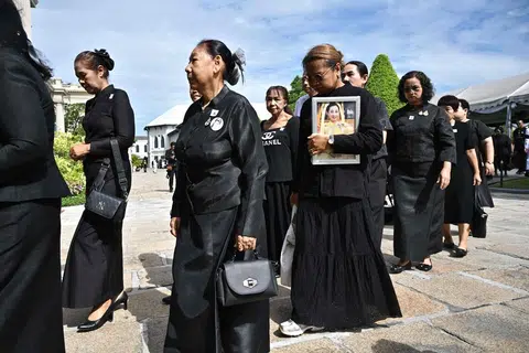 Orang ramai tiba di Istana Diraja Thailand pada 13 Jun untuk memberi penghormatan terakhir kepada Puteri Thailand, Bajrakitiyabha Narendira Debyavati, yang meninggal dunia pada usia 47 tahun selepas hampir empat tahun koma akibat pelbagai masalah kesihatan.