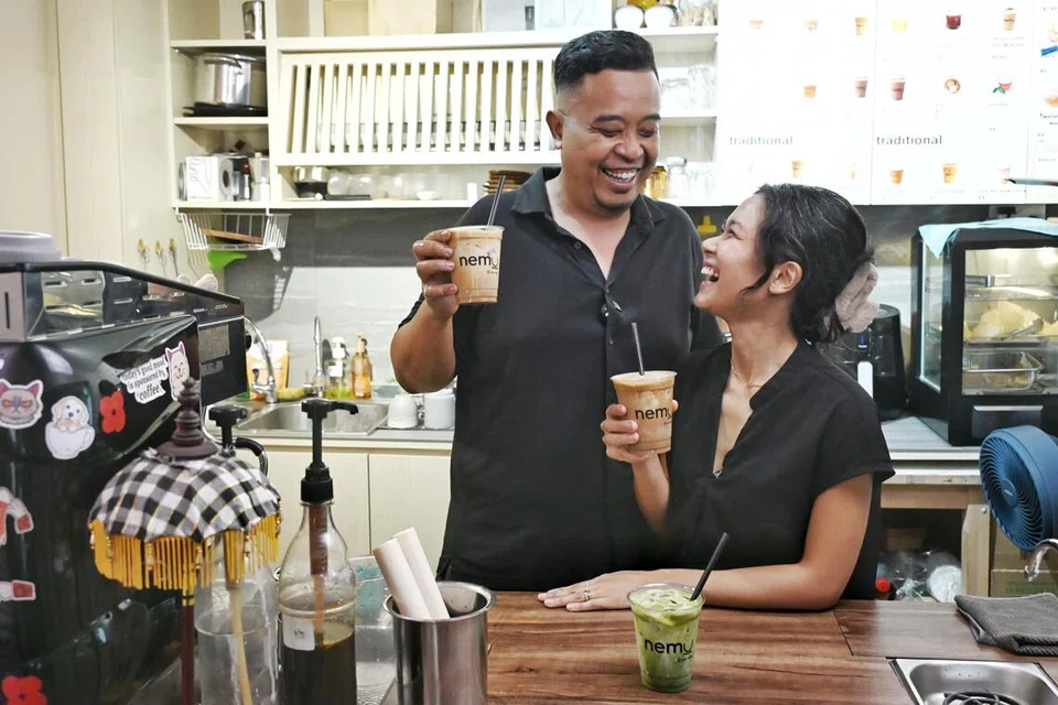 Pasangan suami isteri, Encik Muhammad Agus Faizal dan Cik Zahra Mansor mendirikan rumah tangga pada September lalu sebelum membuka Nemu Senja. Warung kopi itu diinspirasikan daripada budaya minum kopi Indonesia dan menjadi ruang untuk pelanggan bersantai serta memperlahankan rentak kehidupan.