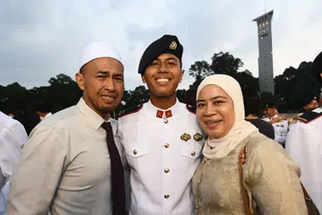 2LT Saiful Azhar Saifuddin bersama ibunya, Cik Hazlinah Ahmad Isa, dan bapanya, Encik Saifuddin Haji Said, selepas pemakaian epaulet pangkat pegawai di Institut Tentera Safti. Beliau berhasrat menerapkan pengajaran daripada kerjaya bola sepak dan latihan tentera untuk menjadi seorang pemimpin yang boleh dipercayai.