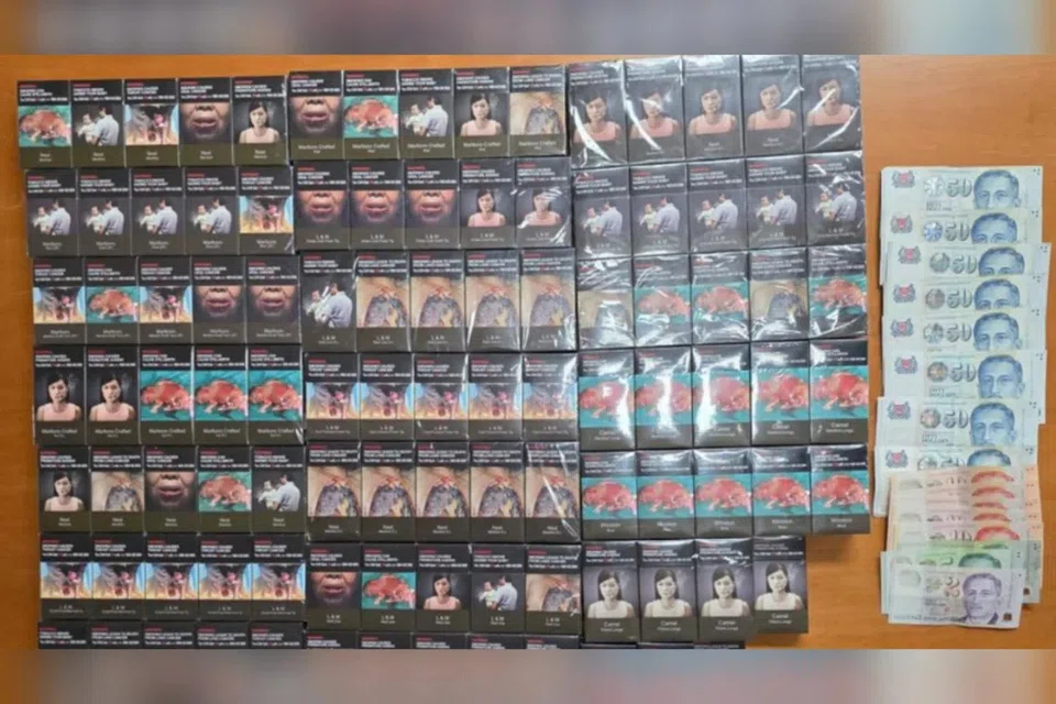 Sebanyak $462 wang tunai dan 203 bungkus rokok ditemui semula dan dirampas daripada dua remaja itu.