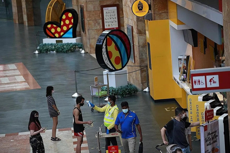 Petanda bagi masa-masa lebih mencabar bagi pekerja. - Foto EPA-EFE