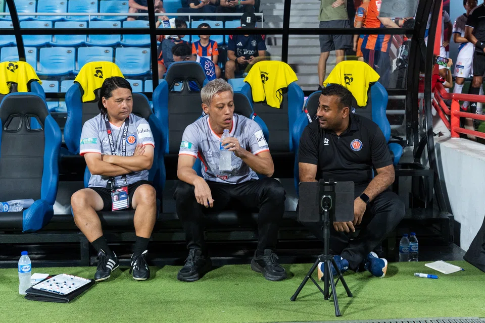 Walaupun tidak beraksi, Keisuke Honda (tengah) menarik perhatian penonton Liga Perdana Singapura (SPL). Beliau dapat dilihat memberi arahan kepada pemain sepanjang perlawanan.