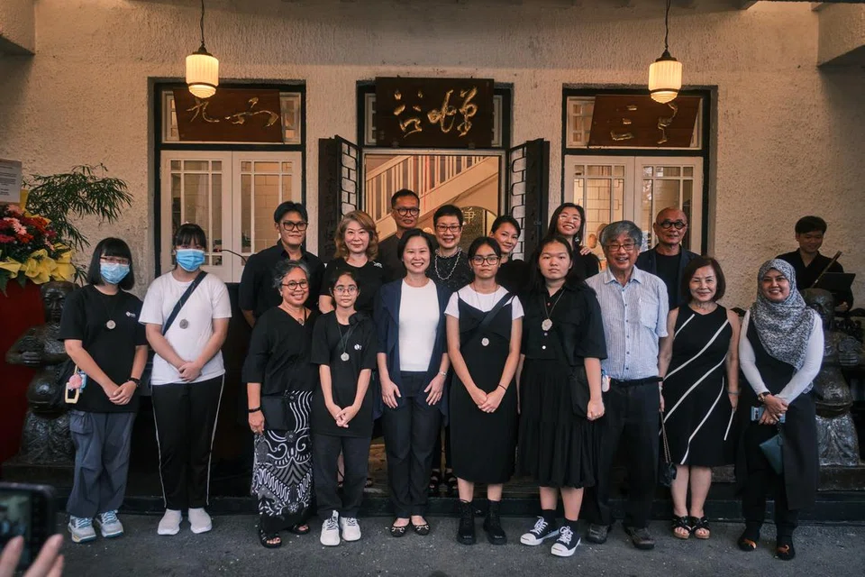 Dalam edisi keempat acara tahunan ‘Temenggong-SG-Creatives 2024’, badan tidak mengaut untung, Temenggong Artists-In-Residence, telah menjemput seniman Singapura, Encik Randy Chan (barisan belakang, tiga dari kiri), Encik Roy Wang (barisan belakang, kiri) dan Dr Suriani Suratman (barisan depan, tiga dari kiri) untuk melahirkan karya seni mengenai erti kewujudan dalam keadaan semula jadi.