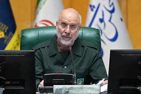Speaker Parlimen Iran, Encik Mohammad Bagher Ghalibaf, yang memakai uniform Pengawal Revolusi Iran mempengerusikan sidang di Teheran pada 1 Februari 2026.