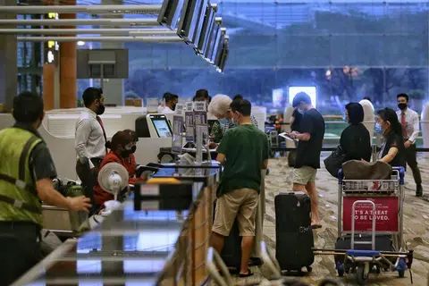 KETIDAKTENTUAN SEKTOR PENERBANGAN: Pakej sokongan gaji, serta akses kepada kredit dan modal yang baru diraih SIA dijangka akan membantu syarikat itu hingga permintaan pulih. Namun, pakar berkata ia boleh mengambil masa beberapa tahun hingga keadaan pulih. - Foto AFP