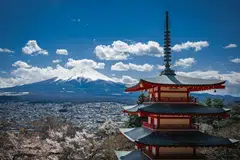 Pemandangan menakjubkan Gunung Fuji dan pagoda merah.