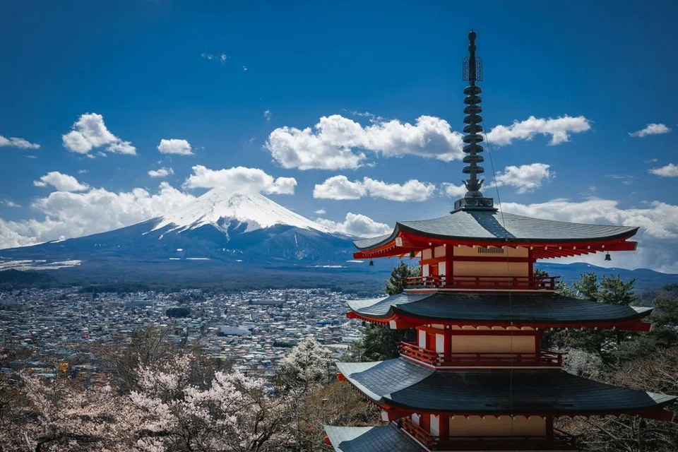 Pemandangan menakjubkan Gunung Fuji dan pagoda merah.