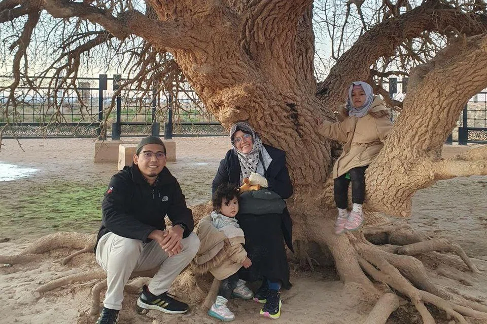 Cik Olga Safarina Mohd Roslan dan suaminya, Encik Muhammad Aliuddin Hafid, tidak mempunyai televisyen di ruang tamu rumah mereka. Ini memudahkan pasangan itu mengehadkan masa skrin dua anak mereka, Aisyah, enam tahun (kanan), dan Fatimah Az-Zahra, dua tahun.