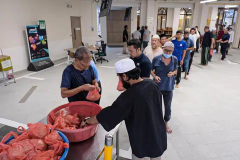 Masjid Khalid dijangka menyediakan bubur setiap hari sepanjang Ramadan 2026 untuk diagihkan kepada jemaah serta organisasi kecil di sekitar kawasan masjid, kata pengerusinya, Dr Mohamed Ariffin Mohamed Kawaja Kamaludin. Gambar diambil semasa pengagihan bubur di Masjid Khalid pada Ramadan 2023.