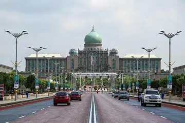 TUGAS BERJALAN TERUS: Menteri dan timbalan menteri berfungsi seperti biasa dalam kerajaan sementara, cuma tidak boleh membuat keputusan mengenai dasar baru. - Foto AFP