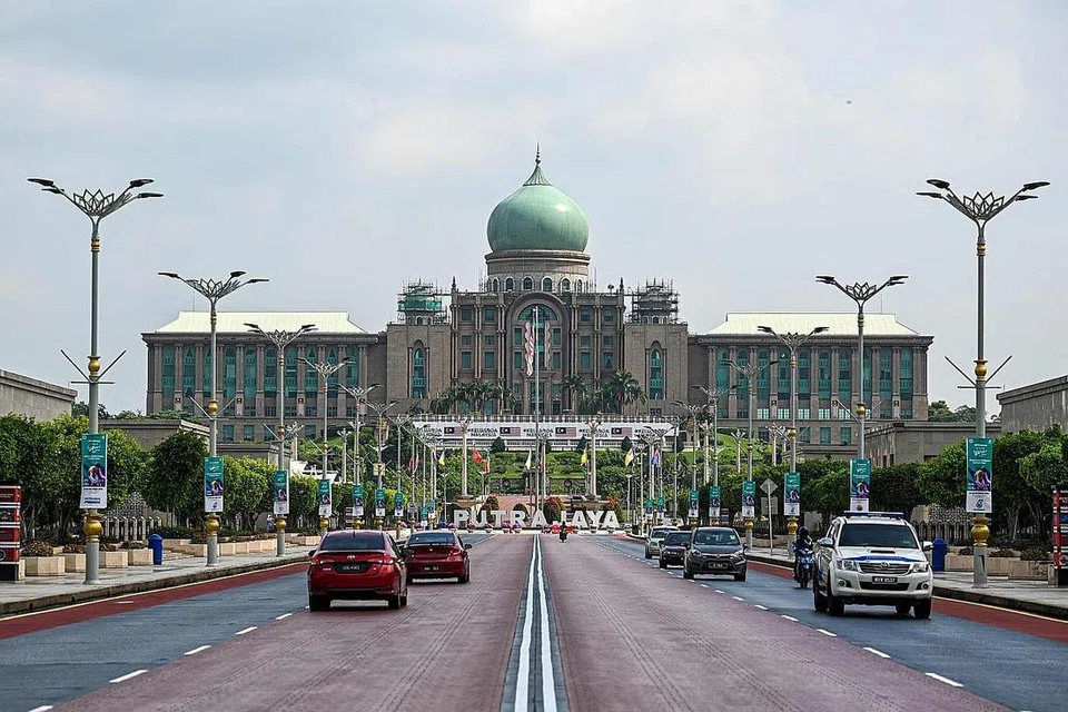TUGAS BERJALAN TERUS: Menteri dan timbalan menteri berfungsi seperti biasa dalam kerajaan sementara, cuma tidak boleh membuat keputusan mengenai dasar baru. - Foto AFP