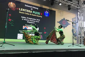 PERSADAKU.ORG DIKENALI MENERUSI PENGANJURAN ACARA KEBAHASAAN, PERSURATAN DAN BUDAYA: TARI DALAM PUISI: Lentera Puisi V bertemakan 'Demi Cinta & Kasih Sayang telah diadakan pada September 2018 di Wisma Geylang Serai. Acara yang menampilkan 50 penyair Nusantara ini merupakan acara puisi terakhir yang dianjurkan sebelum 'tersekat' akibat pandemik Covid-19. Lentera Puisi VI dijangka diadakan pada Disember ini. - Foto IHSAN PERSADAKU.ORG 