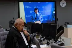 Bekas Presiden Filipina, Rodrigo Duterte, kelihatan di skrin mahkamah ketika prosiding di Mahkamah Jenayah Antarabangsa (ICC) bersama peguamnya, Encik Salvador Medialdea (kiri), di The Hague, Belanda, pada 14 Mac 2025. 