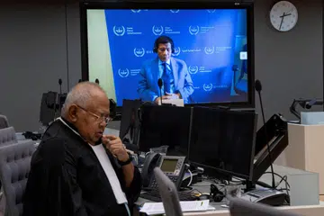 Bekas Presiden Filipina, Rodrigo Duterte, kelihatan di skrin mahkamah ketika prosiding di Mahkamah Jenayah Antarabangsa (ICC) bersama peguamnya, Encik Salvador Medialdea (kiri), di The Hague, Belanda, pada 14 Mac 2025. 
