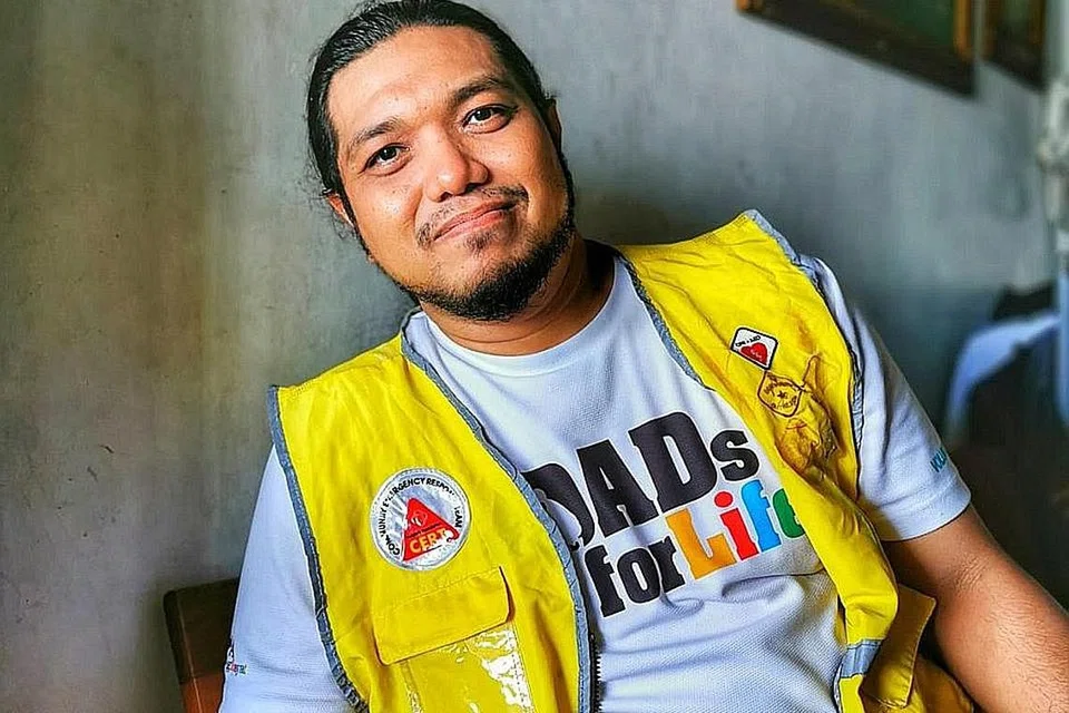 JAGA KEMASLAHATAN MASYARAKAT: Encik Mohamad Umar (atas) ialah antara 20 sukarelawan di kawasan Jurong Springs yang menasihati penduduk di situ supaya mengekalkan jarak selamat sementara gambar sisipan pula semasa beliau beristirahat. - Foto BH oleh AZMI ATHNI