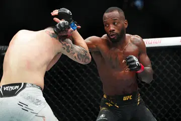 KEKAL TENANG: Atlet seni bela diri campuran (MMA), Leon Edwards (kanan), mengawal perasaannya semasa menentang Colby Covington (kiri) dan akhirnya berjaya menang dalam pertandingan UFC 296. 