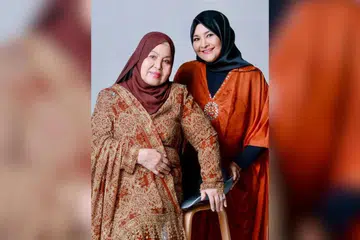 Sukarni Jaafar (kiri) menjelaskan bahawa anak saudaranya, Raja Ema, tidak pernah melarang dua anaknya daripada bertemu bapa mereka, Sheqal, yang kini sedang ditidurkan di Hospital Tuanku Jaafar Seremban.