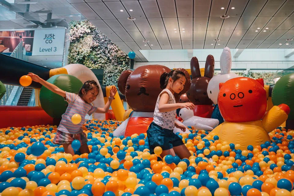 Acara, ‘Miffy’s Garden’, menampilkan taman bertema musim bunga dengan taman permainan ambul yang menganjal serta barangan eksklusif Miffy dari 14 Mac hingga 12 Mei di Lapangan Terbang Changi.