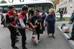 LARIKAN DIRI: Para pelarian daripada Nagorno-Karabakh tiba di pusat perlindungan sementara di bandar Goris, Armenia, pada Ahad.