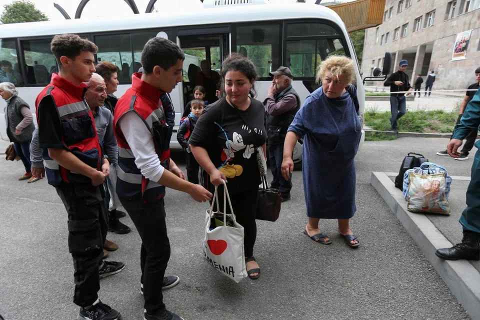 LARIKAN DIRI: Para pelarian daripada Nagorno-Karabakh tiba di pusat perlindungan sementara di bandar Goris, Armenia, pada Ahad.